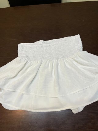 Falda blanca con volantes