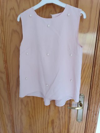 Camiseta rosa con perlas