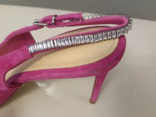 Zapatos tacón LOLA CRUZ fucsia con pedrería