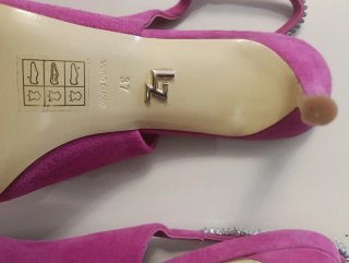 Zapatos tacón LOLA CRUZ fucsia con pedrería
