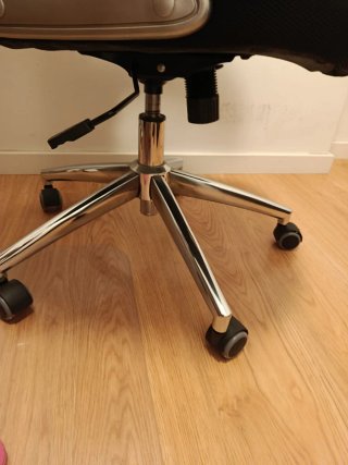 Silla de oficina ergonómica negra