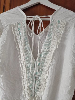 Blusa blanca con encaje y abalorios