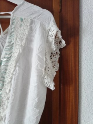 Blusa blanca con encaje y abalorios