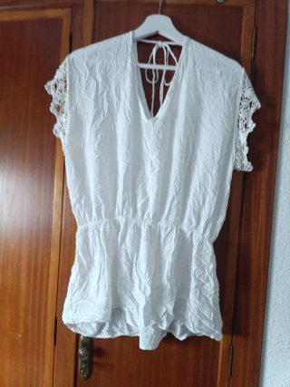 Blusa blanca con encaje y abalorios