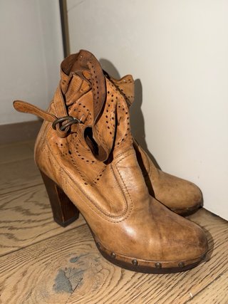 Botas de piel marrones usadas. marca italiana.
