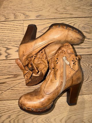 Botas de piel marrones usadas. marca italiana.