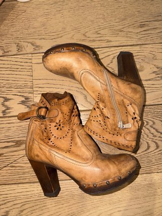 Botas de piel marrones usadas. marca italiana.
