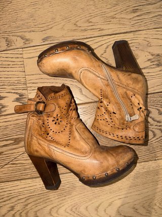 Botas de piel marrones usadas. marca italiana.