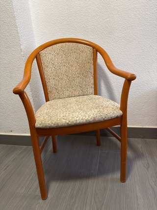 Silla de madera con reposabrazos