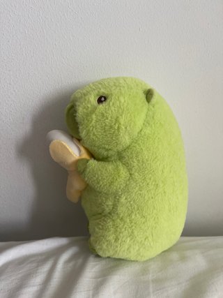 Peluche capibara verde con platano