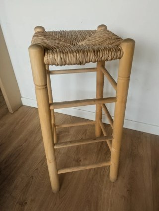 Taburete alto de madera y yute