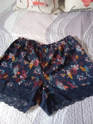 Shorts florales con encaje.