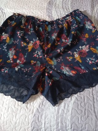 Shorts florales con encaje.