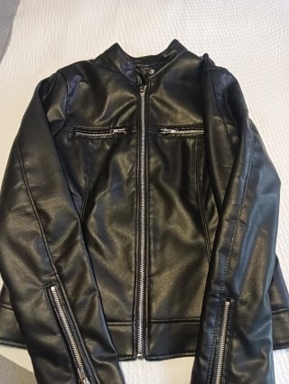 Cazadora tipo piel negra Lefties Talla S