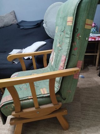 Butaca mecedora de tela y madera