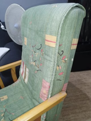 Butaca mecedora de tela y madera
