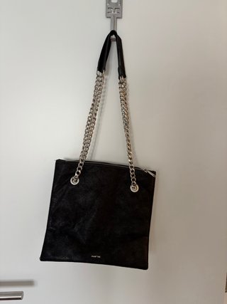 Bolso Parfois negro con cadena