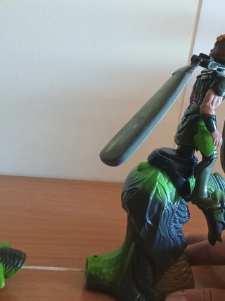 Juguete dragón con personaje volador
