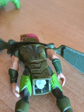 Juguete dragón con personaje volador