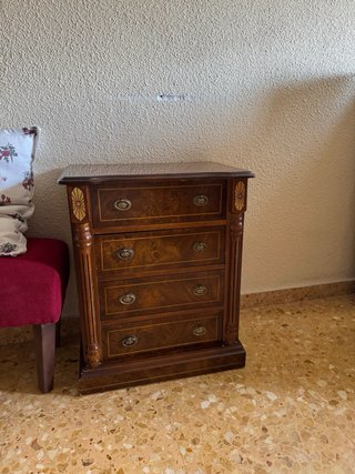 Armario de madera con cajones