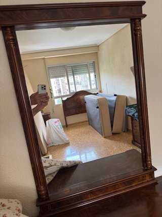 Armario de madera con cajones