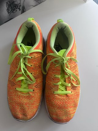 Scarpe sportive Nike arancioni e gialle