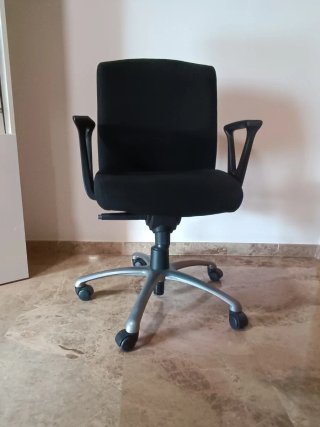 Silla de oficina profesional negra
