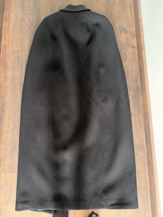 Capa larga de lana negra. A estrenar. Sin usar!!!