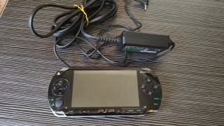 Sony PSP-1004 Fat + caricabatterie + scheda 8 GB