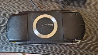 Sony PSP-1004 Fat + caricabatterie + scheda 8 GB