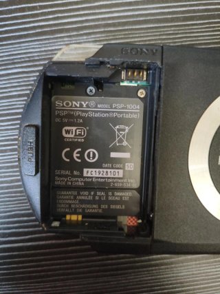 Sony PSP-1004 Fat + caricabatterie + scheda 8 GB