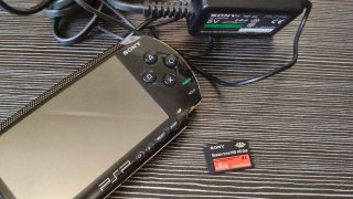 Sony PSP-1004 Fat + caricabatterie + scheda 8 GB