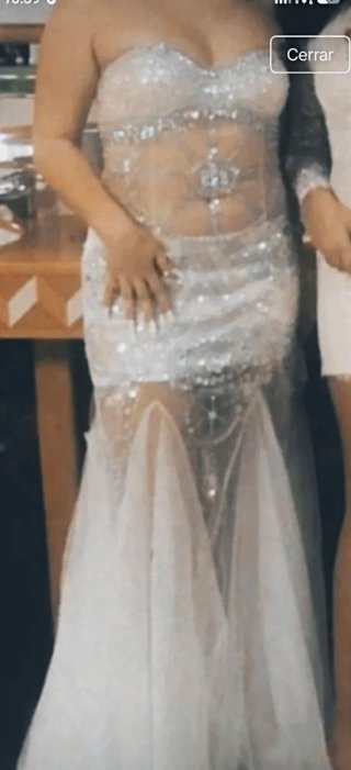 Vestido de fiesta plateado y blanco