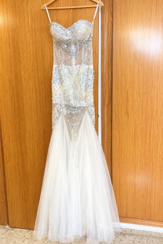 Vestido de fiesta plateado y blanco