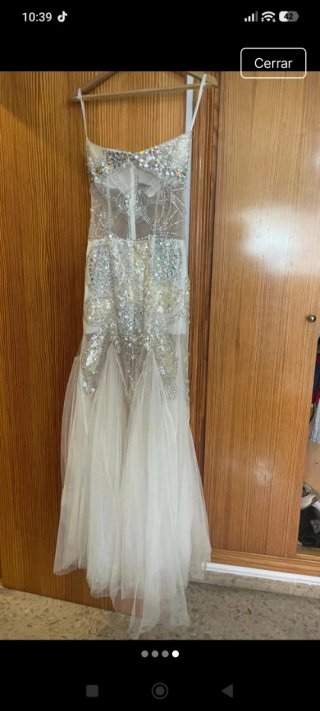 Vestido de fiesta plateado y blanco