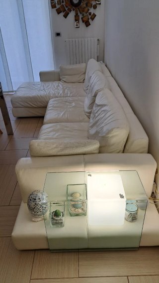 Divano in pelle con chaise longue