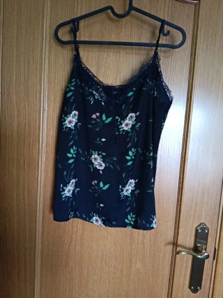 Top lencero azul oscuro con estampado floral
