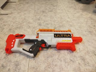 Pistola Nerf Ultra Naranja y Blanca