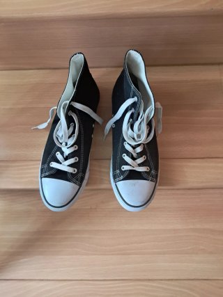 Zapatillas altas negras y blancas