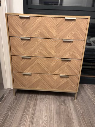 Cómoda de 4 cajones con diseño geométrico