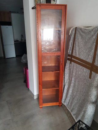 Vitrina de madera y cristal