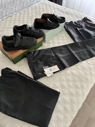 Mocasines, botines y pantalones grises