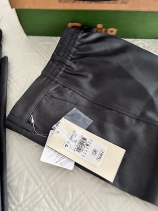 Mocasines, botines y pantalones grises