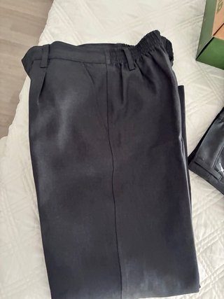 Mocasines, botines y pantalones grises