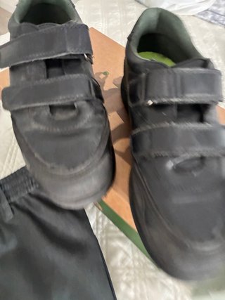 Mocasines, botines y pantalones grises