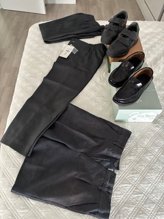 Mocasines, botines y pantalones grises