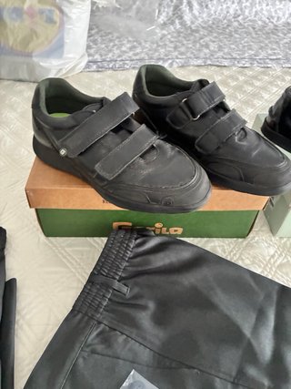 Mocasines, botines y pantalones grises
