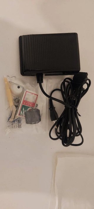 Máquina de coser Singer blanca