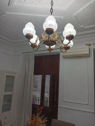 Lámpara de techo dorada y transparente