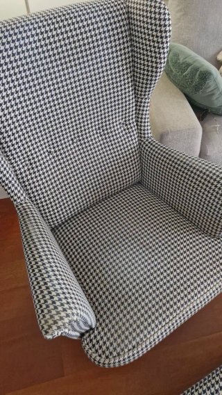 Sillón orejero Strandmon IKEA con reposapiés